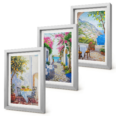 Set 3 slike u okviru Šarmantne ulice s cvjetnim biljkama i pogledom na more