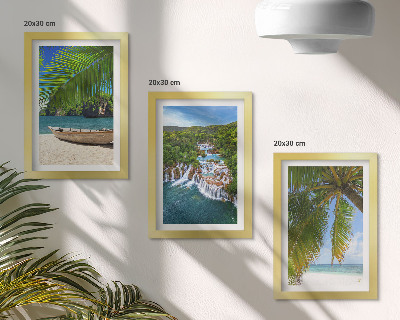 Set 3 slike u okviru Plaža s brodom, vodopadima i palmama u tropima