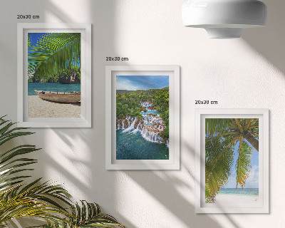 Set 3 slike u okviru Plaža s brodom, vodopadima i palmama u tropima