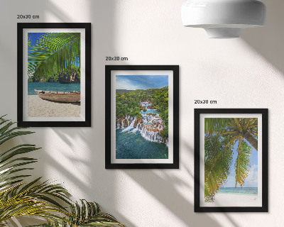 Set 3 slike u okviru Plaža s brodom, vodopadima i palmama u tropima