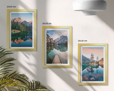 Set 3 slike u okviru Planinska jezera s odrazima u vodi i šumi