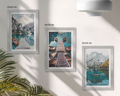 Set 3 slike u okviru Jezero s drvenim molovima i planinama