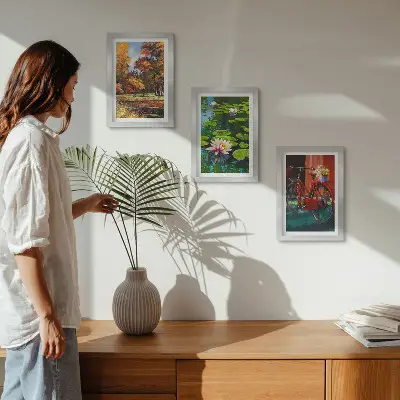 Zidna galerija slika jesenske boje, ribnjak s lokvanjima i bicikl na terasi