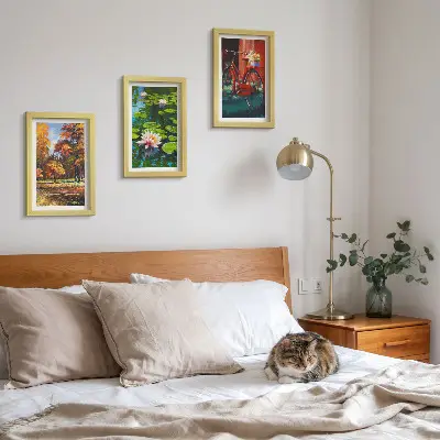 Zidna galerija slika jesenske boje, ribnjak s lokvanjima i bicikl na terasi