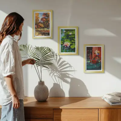 Zidna galerija slika jesenske boje, ribnjak s lokvanjima i bicikl na terasi