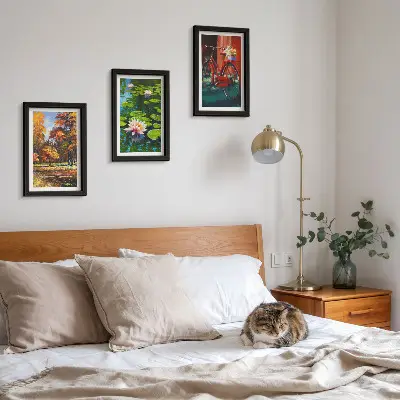 Zidna galerija slika jesenske boje, ribnjak s lokvanjima i bicikl na terasi