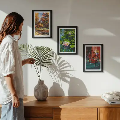 Zidna galerija slika jesenske boje, ribnjak s lokvanjima i bicikl na terasi