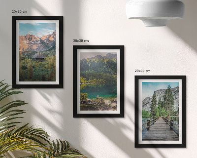 Set 3 slike u okviru Planinski krajolici s jezerom i drvenim molom