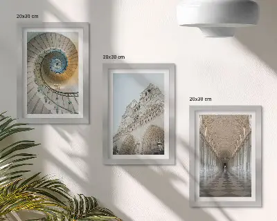 Komplet slika u okviru spiralno stubište katedrale s pogledom na pročelje zgrade i popločani hodnik