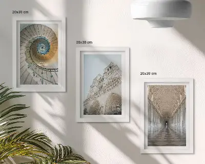 Komplet slika u okviru spiralno stubište katedrale s pogledom na pročelje zgrade i popločani hodnik