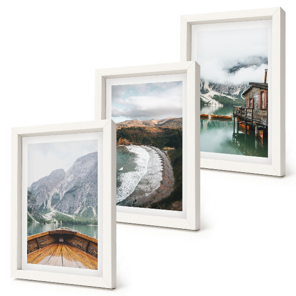 Set 3 slike u okviru Pogled na planine preko jezera s brodom i krajolikom plaže