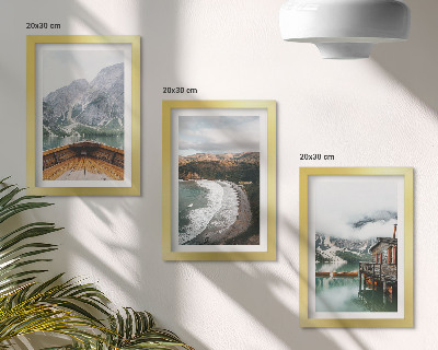 Set 3 slike u okviru Pogled na planine preko jezera s brodom i krajolikom plaže
