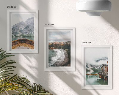 Set 3 slike u okviru Pogled na planine preko jezera s brodom i krajolikom plaže