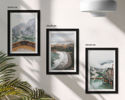 Set 3 slike u okviru Pogled na planine preko jezera s brodom i krajolikom plaže