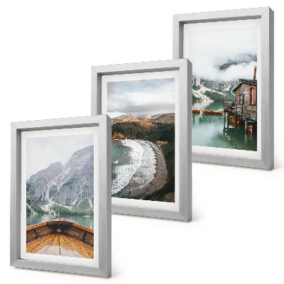 Set 3 slike u okviru Pogled na planine preko jezera s brodom i krajolikom plaže