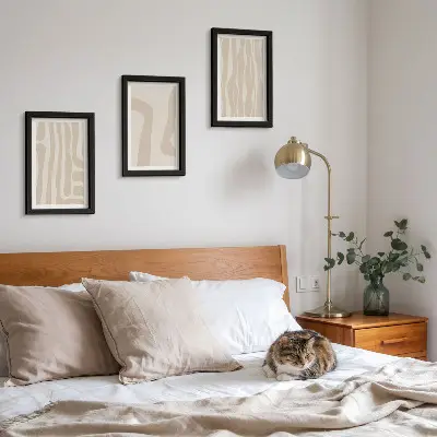 Zidna galerija slika s motivima apstraktnih uzoraka i minimalističkih oblika u boho stilu