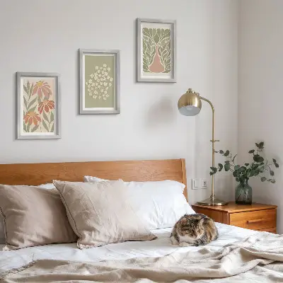 Zidna galerija slika s cvjetnim motivima, minimalističkim uzorcima i boho stilom