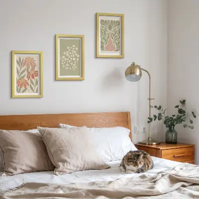 Zidna galerija slika s cvjetnim motivima, minimalističkim uzorcima i boho stilom