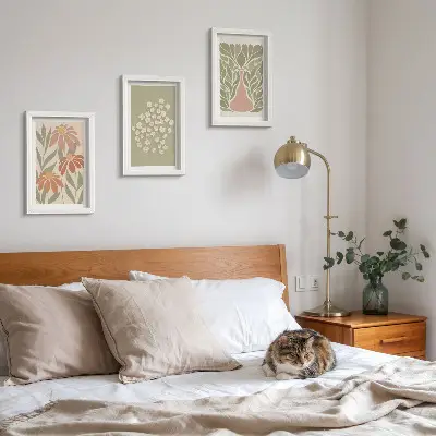 Zidna galerija slika s cvjetnim motivima, minimalističkim uzorcima i boho stilom