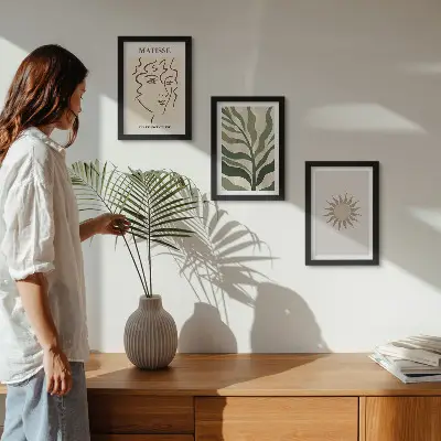 Zidna galerija slika s motivom apstraktnih biljnih uzoraka i linija u prigušenim bojama