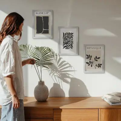 Zidna galerija slika s motivima apstraktnih biljnih uzoraka i geometrijskih oblika