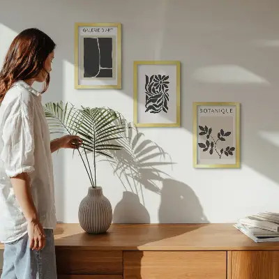 Zidna galerija slika s motivima apstraktnih biljnih uzoraka i geometrijskih oblika