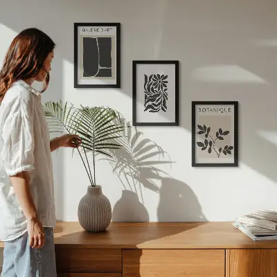 Zidna galerija slika s motivima apstraktnih biljnih uzoraka i geometrijskih oblika