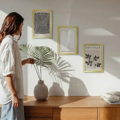 Komplet slika u okviru cvjetni uzorci i minimalističke linije u neutralnim bojama
