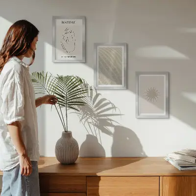 Komplet slika u okviru minimalističke linije s motivima pijeska, valova i sunca