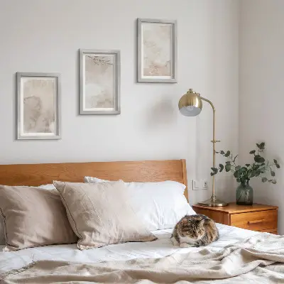 Zidna galerija slika s teksturom prolivenih akvarelnih boja u boho stilu