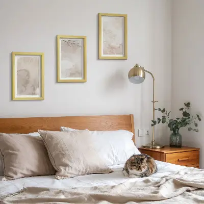 Zidna galerija slika s teksturom prolivenih akvarelnih boja u boho stilu