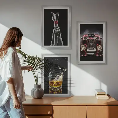 Zidna galerija ženske noge, ruža, auto i viski