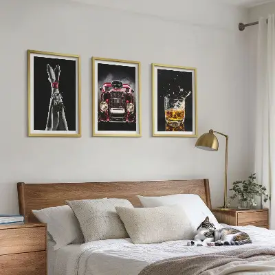 Zidna galerija ženske noge, ruža, auto i viski