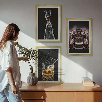 Zidna galerija ženske noge, ruža, auto i viski
