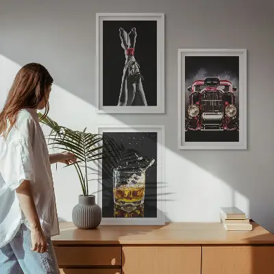 Zidna galerija ženske noge, ruža, auto i viski