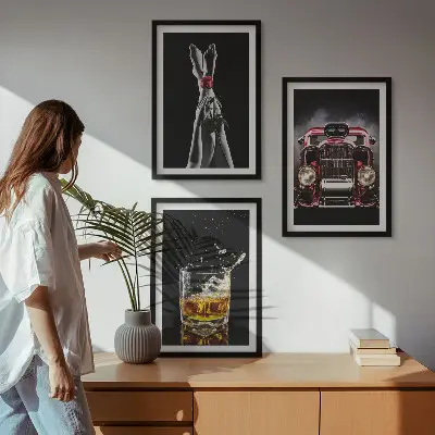 Zidna galerija ženske noge, ruža, auto i viski