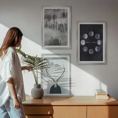 Set od 3 slike u okviru šumski krajolik s maglom, mjesecom i jelenjom lubanjom