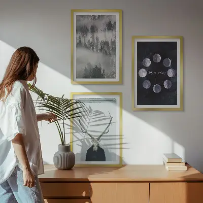 Set od 3 slike u okviru šumski krajolik s maglom, mjesecom i jelenjom lubanjom