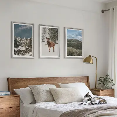 Set od 3 slike u okviru planinski snježni šumski krajolik s jelenima