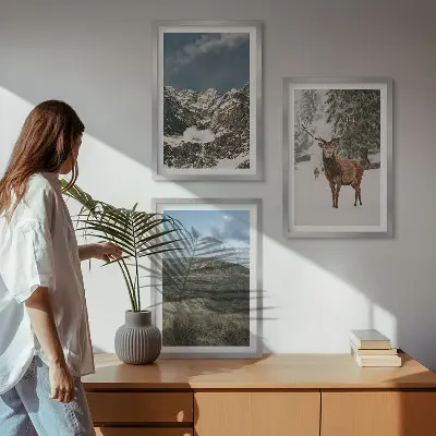 Set od 3 slike u okviru planinski snježni šumski krajolik s jelenima