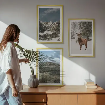 Set od 3 slike u okviru planinski snježni šumski krajolik s jelenima