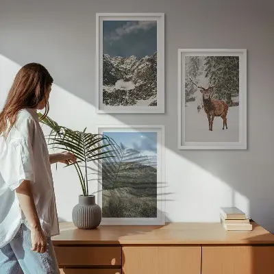 Set od 3 slike u okviru planinski snježni šumski krajolik s jelenima