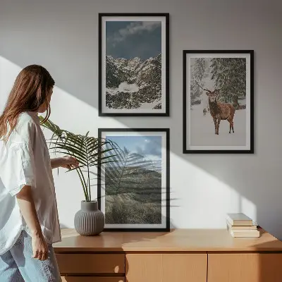 Set od 3 slike u okviru planinski snježni šumski krajolik s jelenima