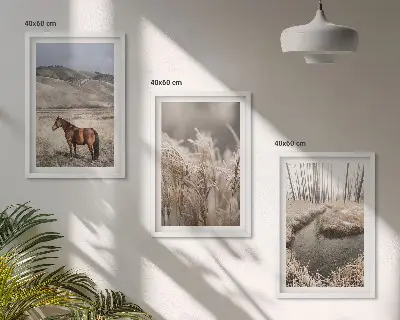 Slika triptih s konjima u krajoliku u okviru s motivom trave i potoka