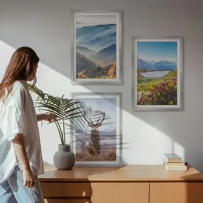 Set 3 slike u okviru priroda s jelenom uz planinsko jezero