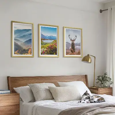 Set 3 slike u okviru priroda s jelenom uz planinsko jezero