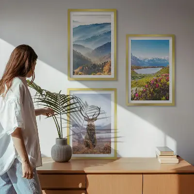 Set 3 slike u okviru priroda s jelenom uz planinsko jezero