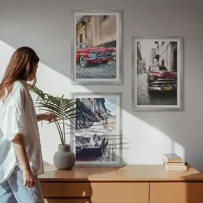 Set od 3 slike u okviru klasični automobili u gradovima