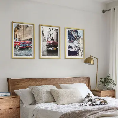 Set od 3 slike u okviru klasični automobili u gradovima