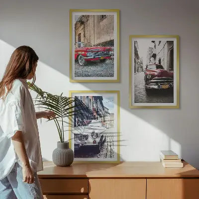 Set od 3 slike u okviru klasični automobili u gradovima